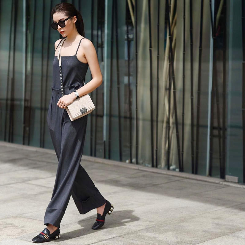 Fashionista Việt “rủ nhau” chọn sắc trắng-denim cho tủ đồ street style giữa tháng 7