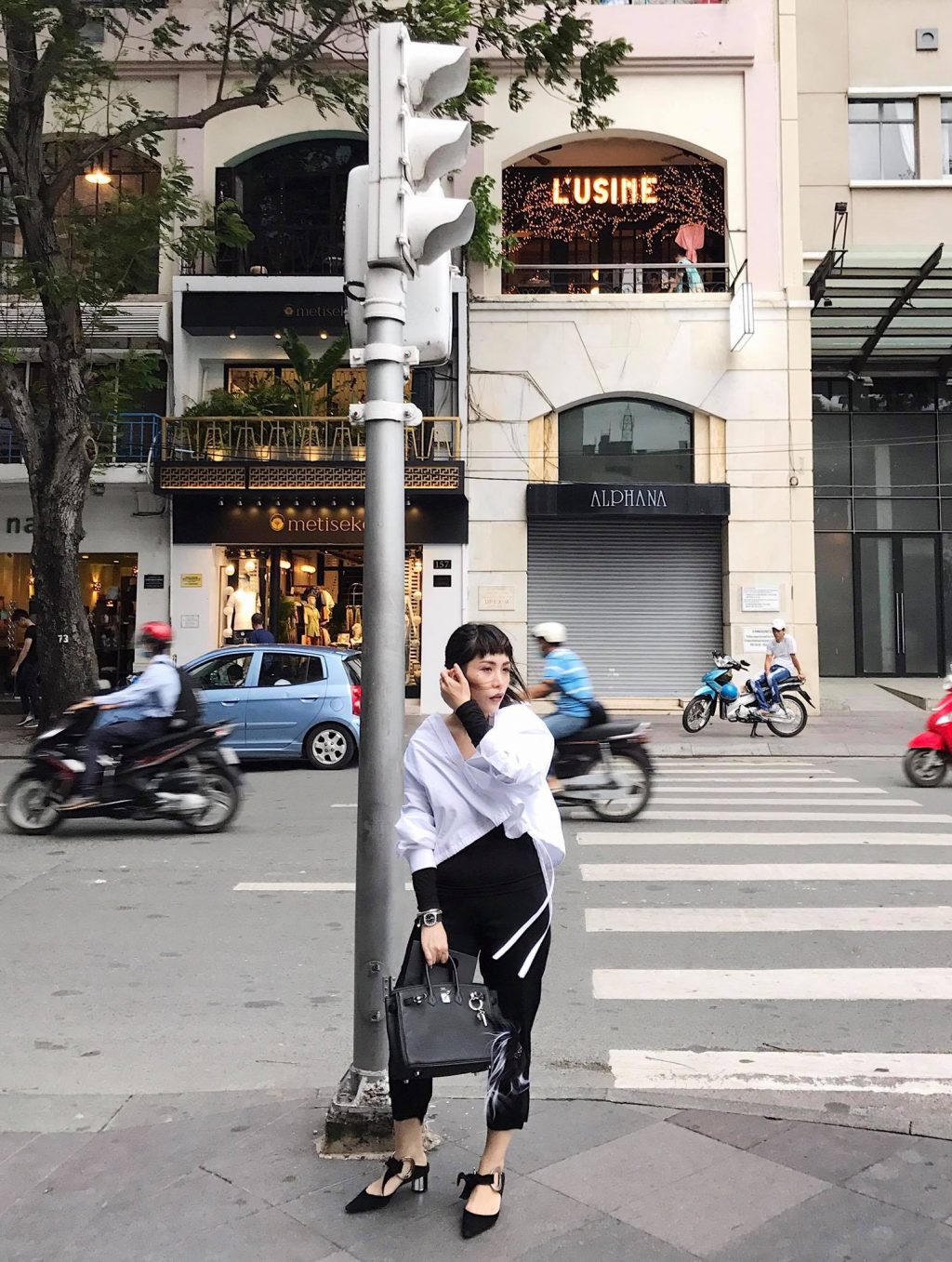 Fashionista Việt “rủ nhau” chọn sắc trắng-denim cho tủ đồ street style giữa tháng 7