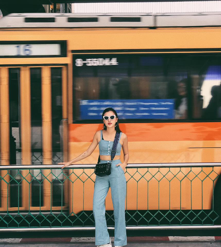 Fashionista Việt “rủ nhau” chọn sắc trắng-denim cho tủ đồ street style giữa tháng 7