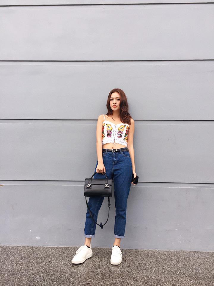 Fashionista Việt “rủ nhau” chọn sắc trắng-denim cho tủ đồ street style giữa tháng 7