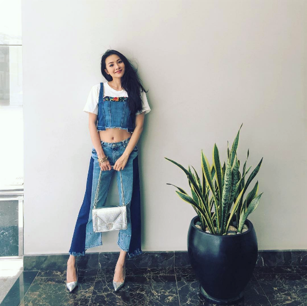 Fashionista Việt “rủ nhau” chọn sắc trắng-denim cho tủ đồ street style giữa tháng 7