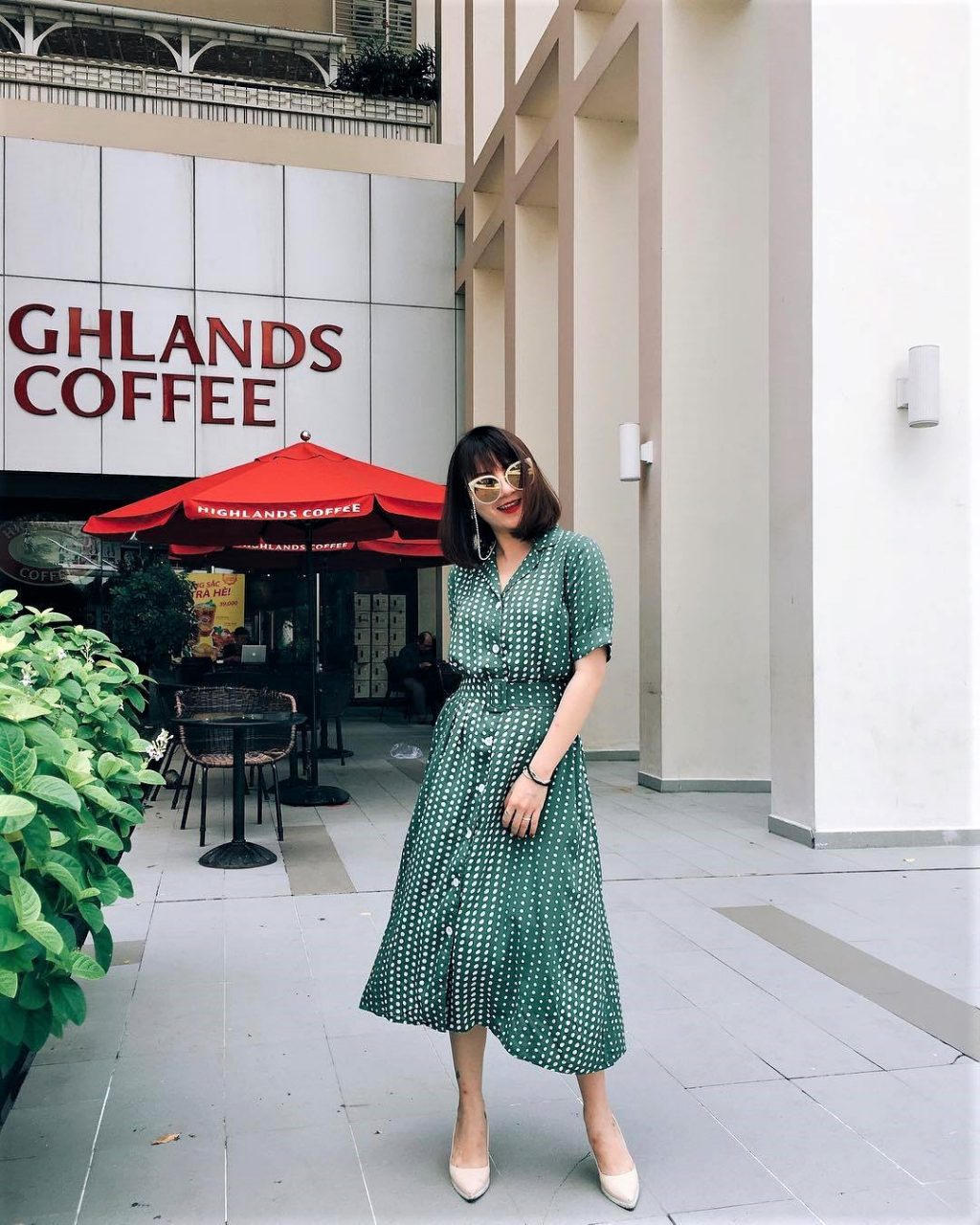 Fashionista Việt “rủ nhau” chọn sắc trắng-denim cho tủ đồ street style giữa tháng 7