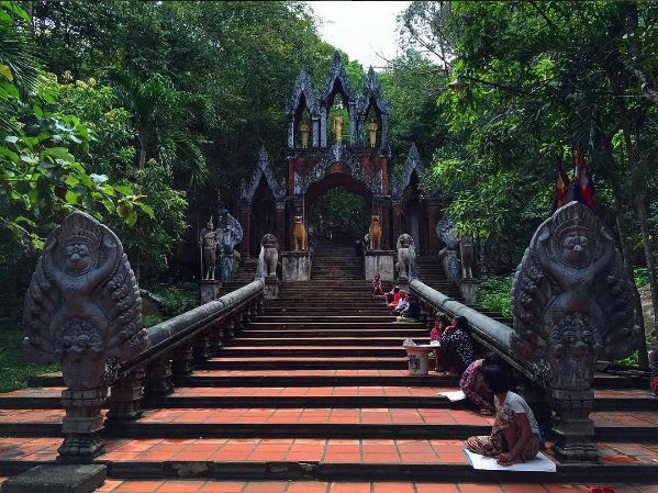Lạc lối vào ngọn núi linh thiêng nhất ở Campuchia