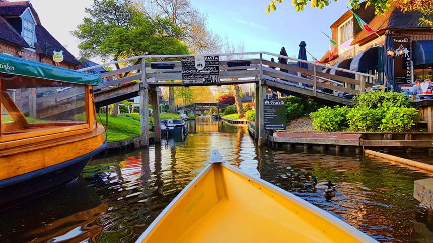 Khach Viet ngan ngo truoc ngoi lang co tich dep nhat the gioi hinh anh 10