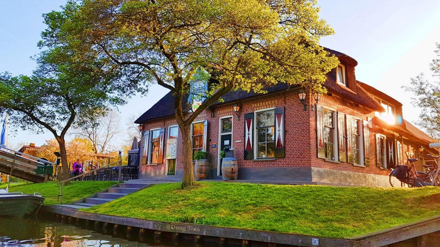 Khach Viet ngan ngo truoc ngoi lang co tich dep nhat the gioi hinh anh 9