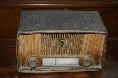 Điều ít biết về chiếc đài cạnh giường Bác