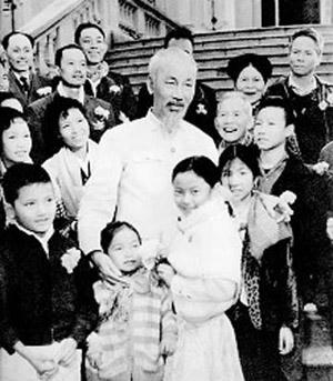 Điều ít biết về chiếc đài cạnh giường Bác