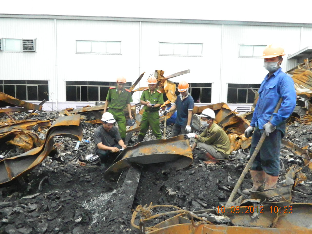 Nên lắp cửa chống cháy tại ban công