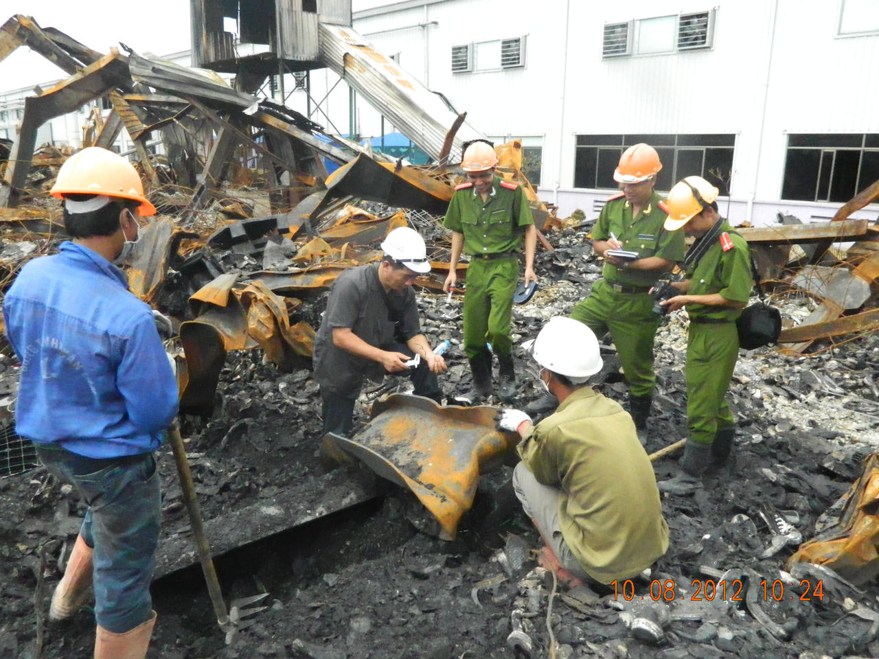 Nên lắp cửa chống cháy tại ban công