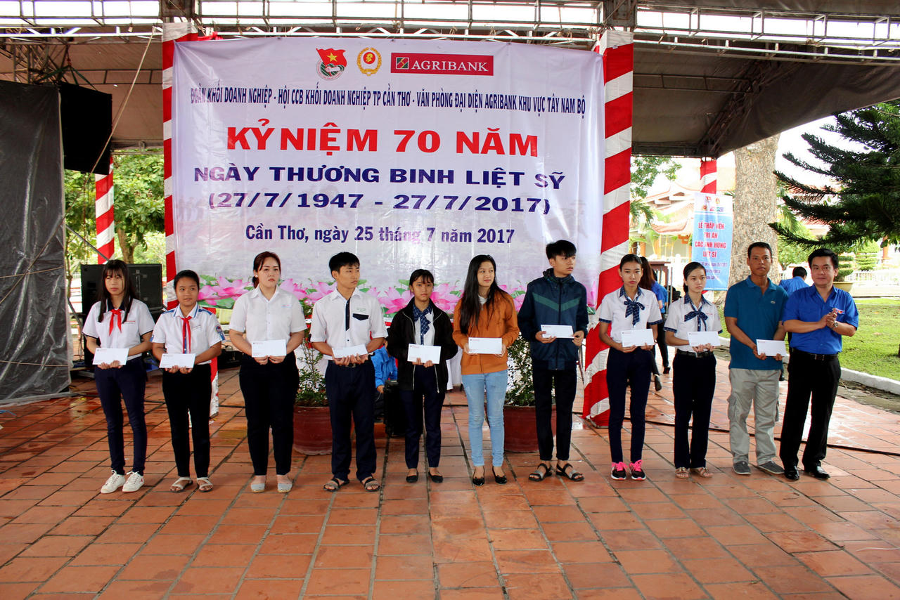 Agribank Tây Nam Bộ trao nhà tình nghĩa, tặng quà cho mẹ Việt Nam anh hùng