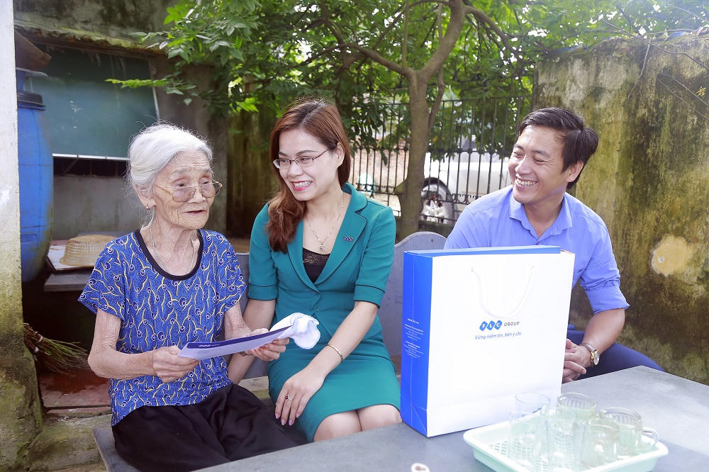 FLC kết hợp cùng Bệnh viện Hà Thành thăm khám và tặng quà người có công với cách mạng tại Vĩnh Tường