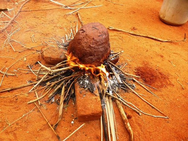 ga boc dat set - mon an cua ga an may len ban tiec hoang cung hinh anh 1