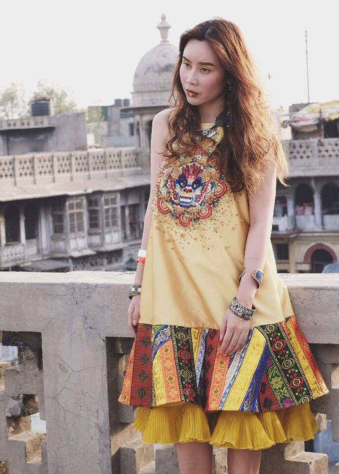 Lưu Hương Giang thay chín bộ đồ trong MV