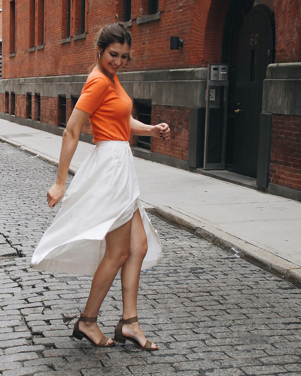 phoi-do-linh-hoat-cung-mau-ao-thun-don-gian-7