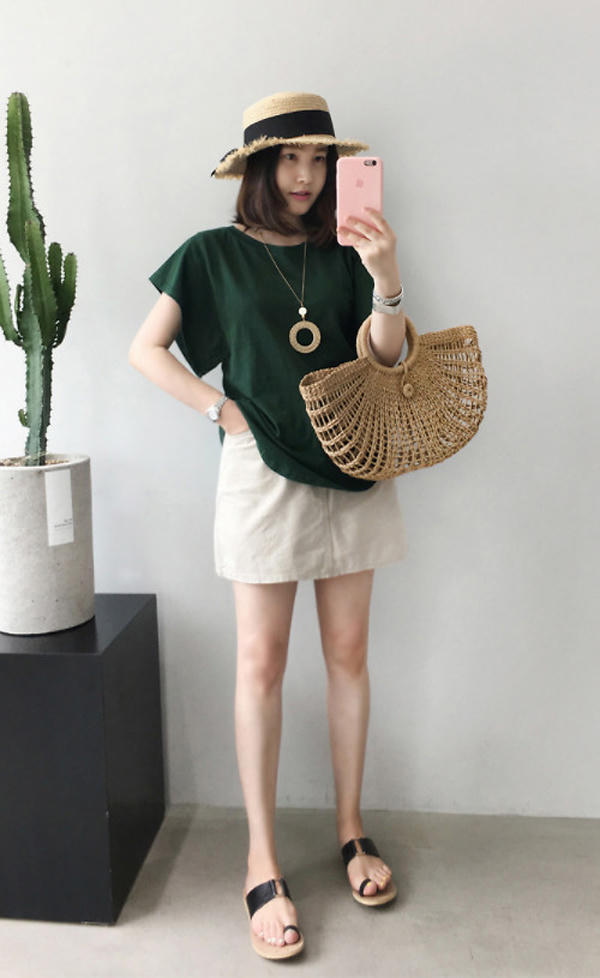 phoi-do-linh-hoat-cung-mau-ao-thun-don-gian-9