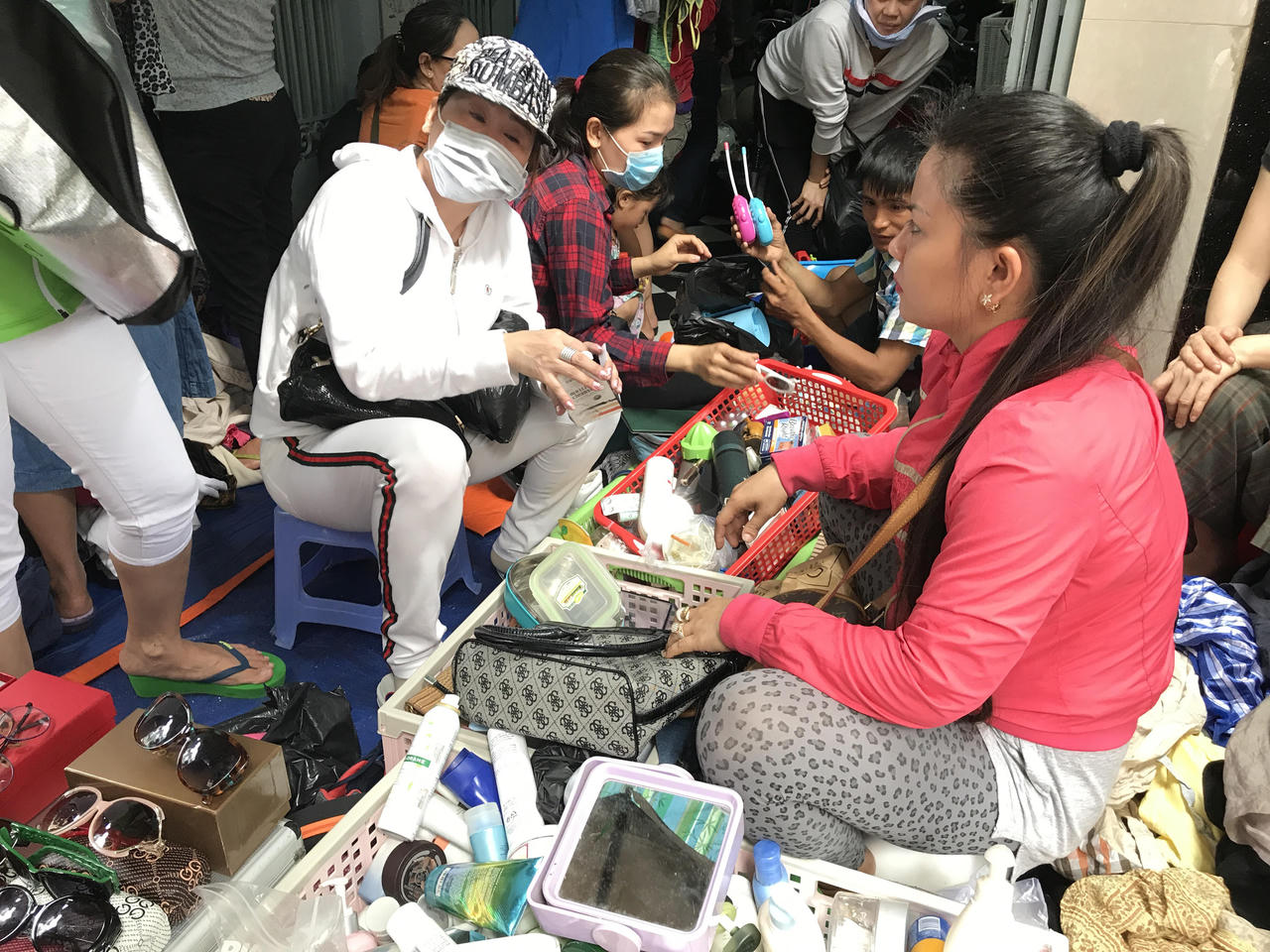 Mua hàng hiệu ở chợ Bàn Cờ