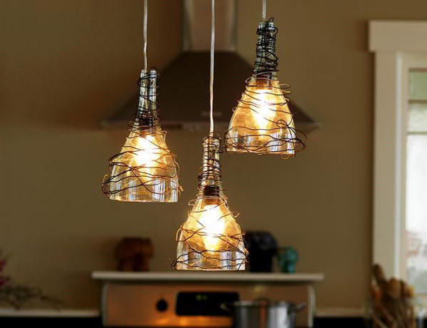 Các vỏ chai to với đường kính thân lớn có thể trở thành chiếc đui đèn ấn tượng cho căn phòng thêm ấm cúng,