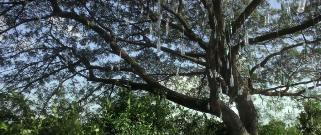  Những chiếc chai thủy tinh còn có thể tạo thành một chiếc chuông gió khổng lồ.