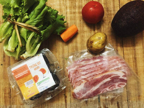 Doi vi voi salad trung muoi, thit hun khoi hinh anh 1