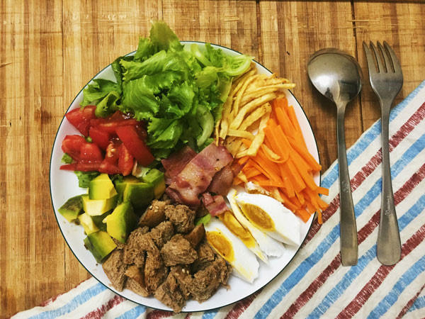 Doi vi voi salad trung muoi, thit hun khoi hinh anh 2