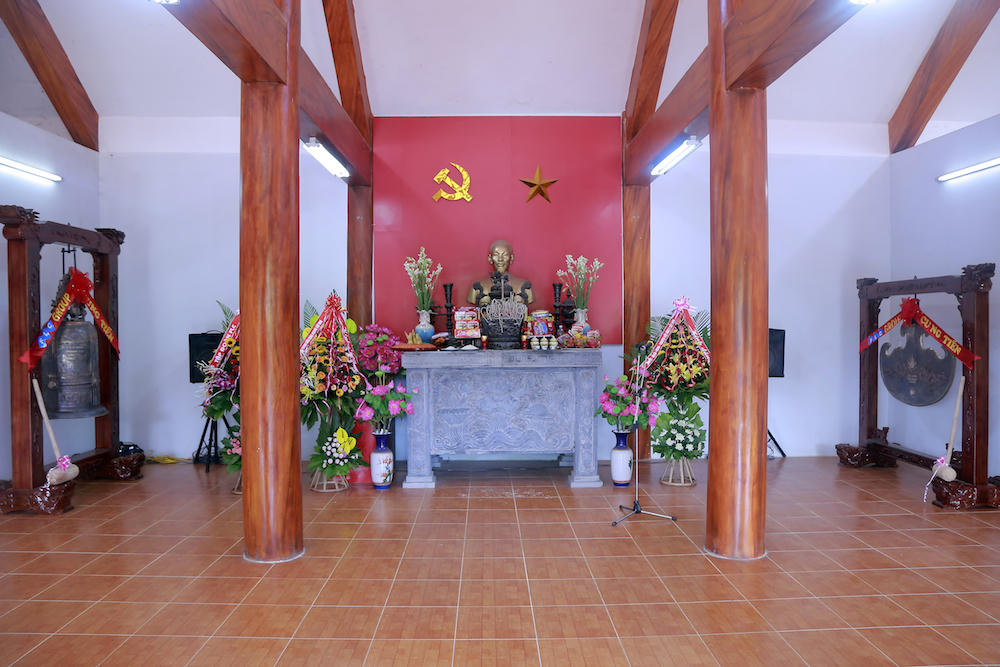 Tặng chuông khánh Khu di tích lịch sử Nà Tu