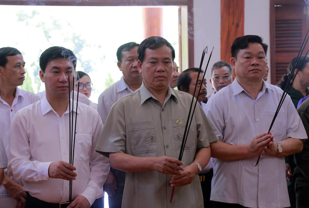 Tặng chuông khánh Khu di tích lịch sử Nà Tu