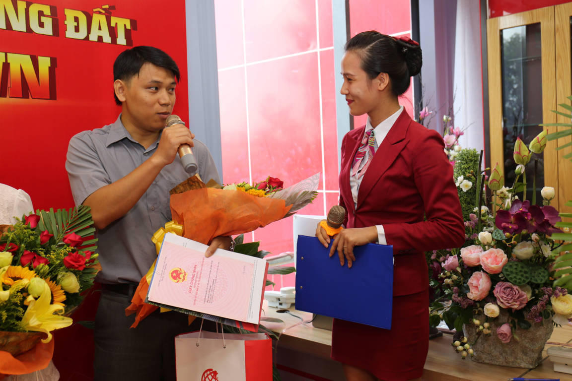 Địa ốc Kim Phát và Việt Hưng Phát trao hàng trăm sổ đỏ cho khách hàng
