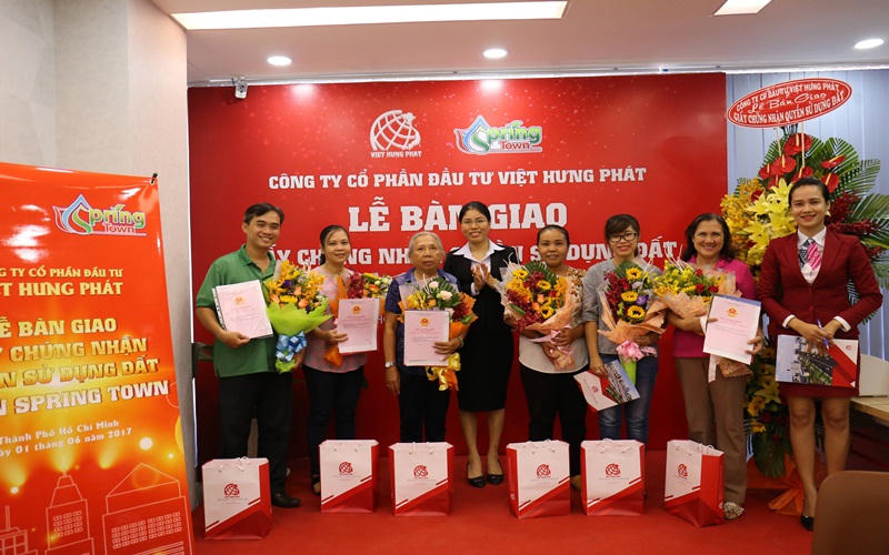Địa ốc Kim Phát và Việt Hưng Phát trao hàng trăm sổ đỏ cho khách hàng