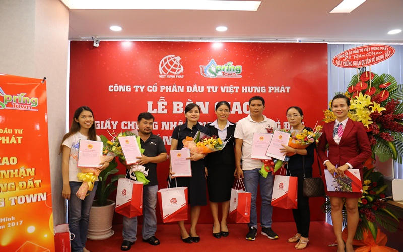 Địa ốc Kim Phát và Việt Hưng Phát trao hàng trăm sổ đỏ cho khách hàng