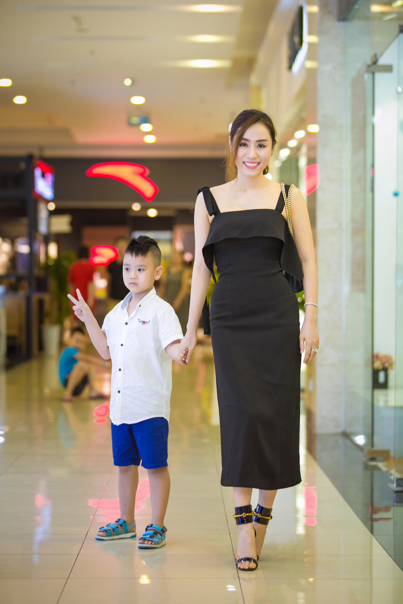 Á hậu Ngô Thùy Linh bất ngờ xuất hiện rạng rỡ cùng con trai