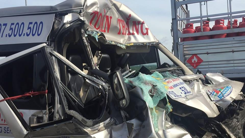 Va xe container ô tô khách nát đầu, ít nhất 4 người bị nạn