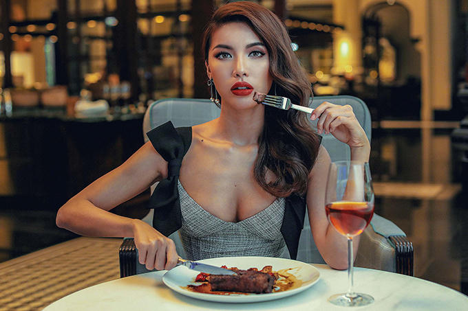 minh-tu-quyen-ru-voi-trang-phuc-trang-den-7