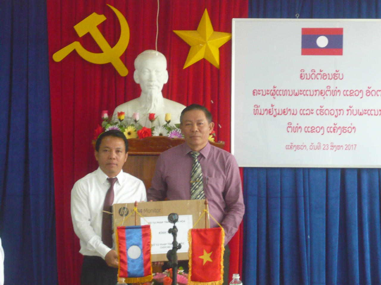 Sở Tư pháp Khánh Hòa tặng quà cho Sở Tư pháp tỉnh Attapư (Lào)