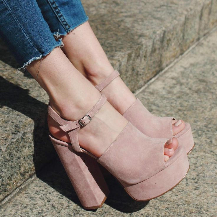 phái đẹp nên chọn giày cao gót có đế dày, đặc biệt làm bằng da hoặc cao su.