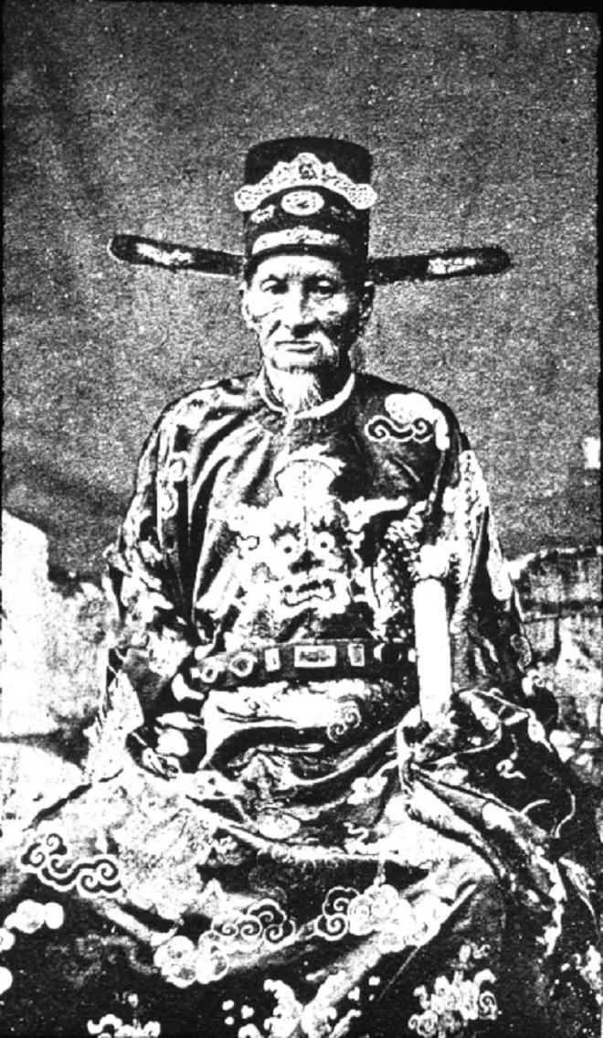 Quan họ Phan phải tội quét công đường