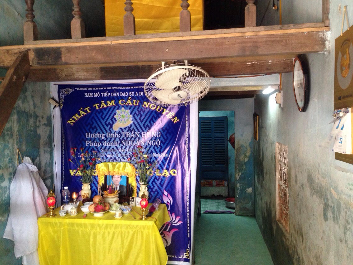 Thương vợ, người đàn ông trói chân tự thiêu trong nhà tắm?