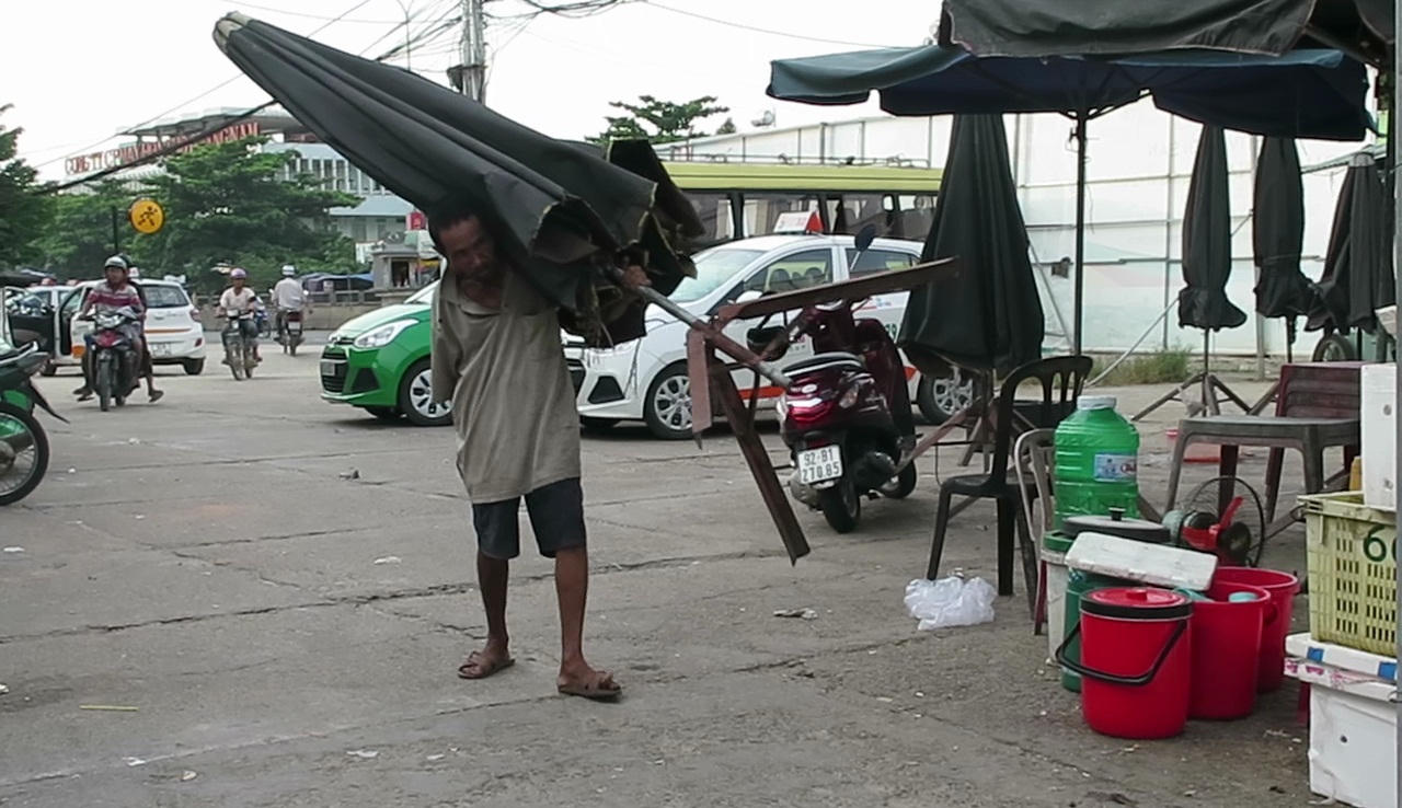 'Lưng gù' cần mẫn dọn hè phố làm đẹp cho đời