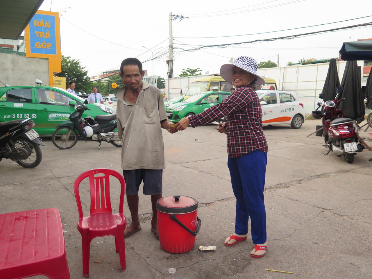 'Lưng gù' cần mẫn dọn hè phố làm đẹp cho đời