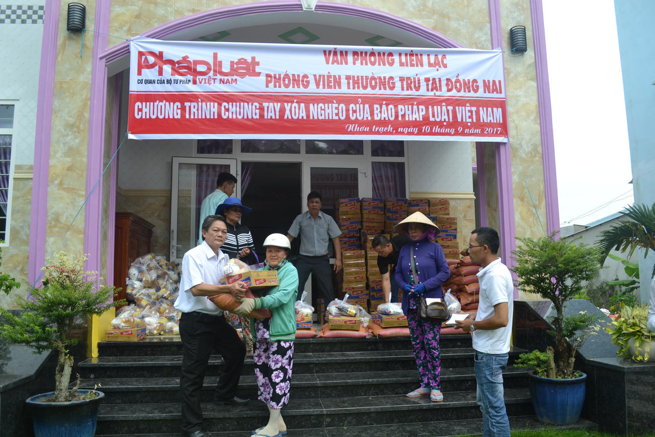 Báo Pháp Luật Việt Nam trao quà từ thiện ở Đồng Nai