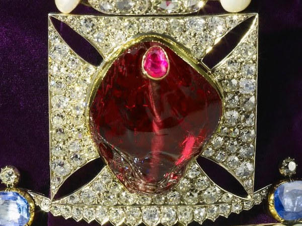 Lời nguyền bí ẩn sau những viên ngọc quý