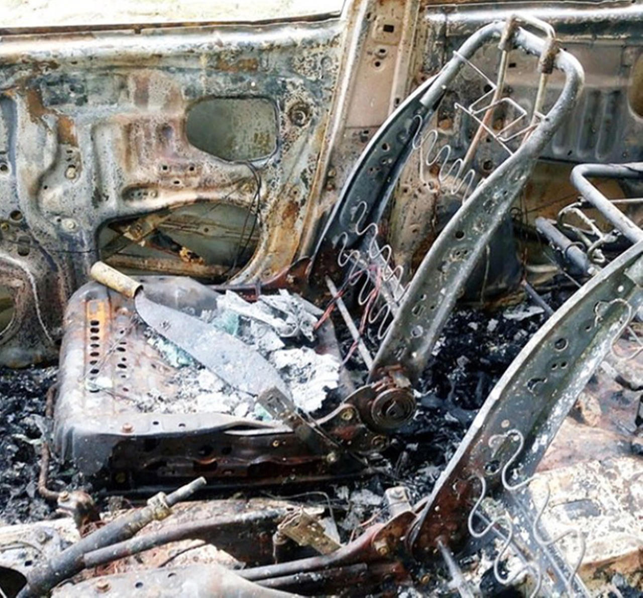 Bình Định: Gần 40 “đầu xanh đầu đỏ” đốt xe ô tô, chém nhau như phim hành động