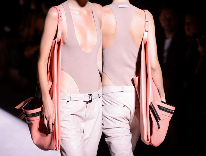 Túi xách tua rua “càn quét” sàn diễn New York Xuân 2018