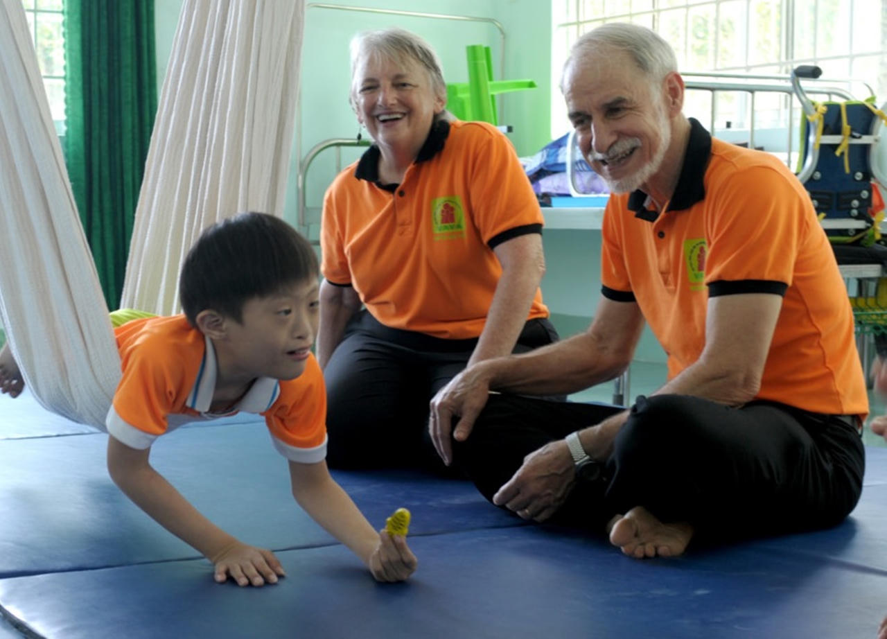 Cặp vợ chồng người Mỹ hết lòng vì trẻ khuyết tật Việt Nam