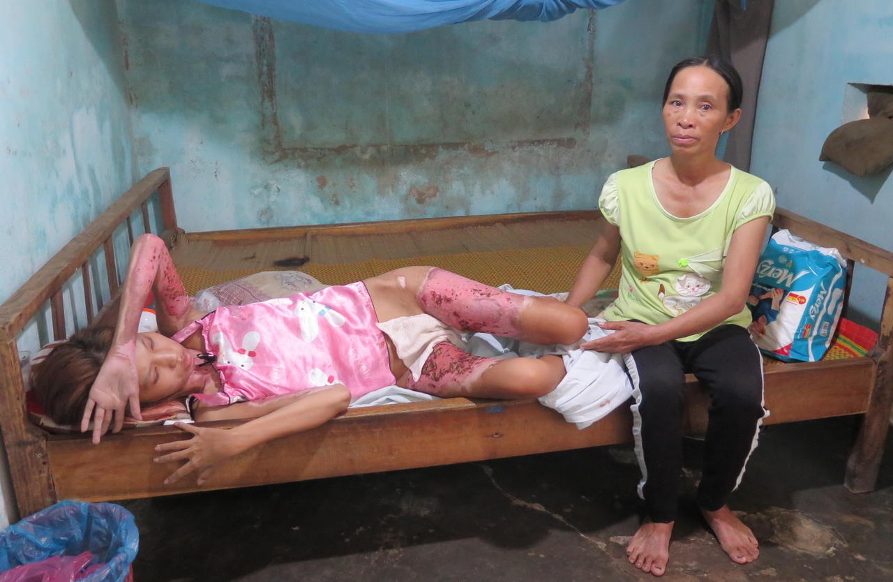 Chồng mất nhân tính nhậu cả đồ ăn của con rồi thiêu sống vợ