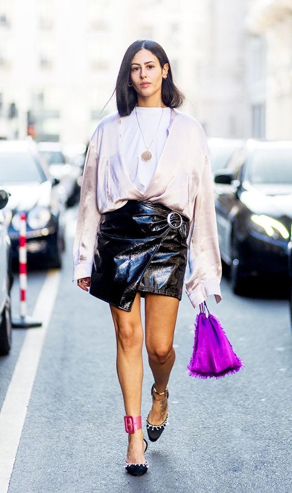 Phối chân váy da sành điệu đi làm đầu thu