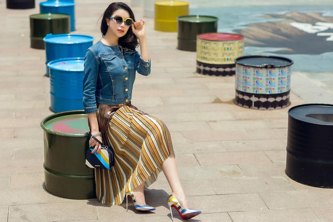 Trà Ngọc Hằng phối màu đa sắc với thời trang đường phố