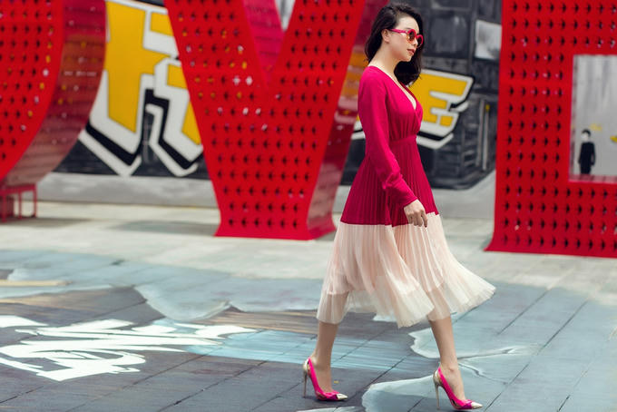 Trà Ngọc Hằng phối màu đa sắc với thời trang đường phố