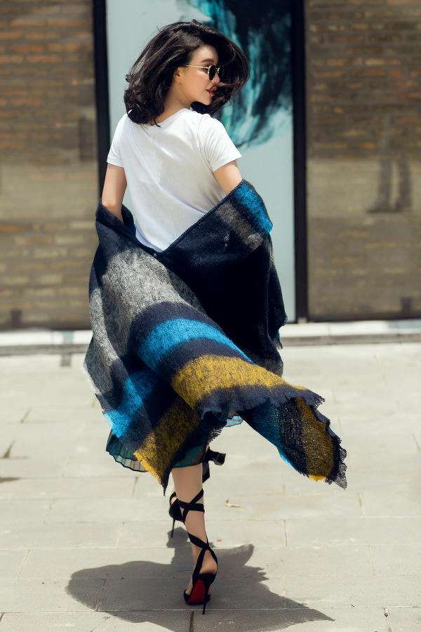 Trà Ngọc Hằng phối màu đa sắc với thời trang đường phố