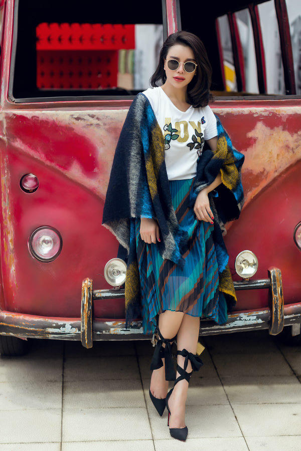 Trà Ngọc Hằng phối màu đa sắc với thời trang đường phố