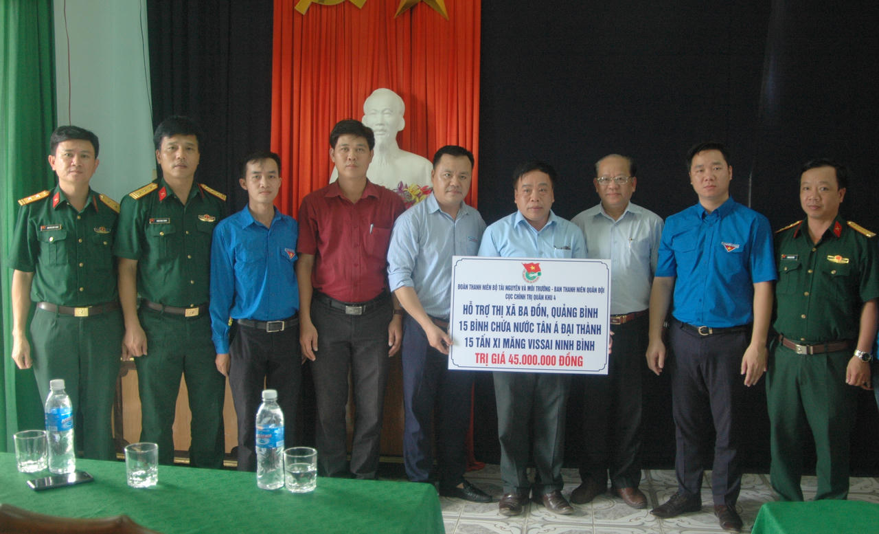 Trao tặng 100 bồn nước Tân Á Đại Thành tới đồng bào vùng lũ Quảng Bình, Hà Tĩnh
